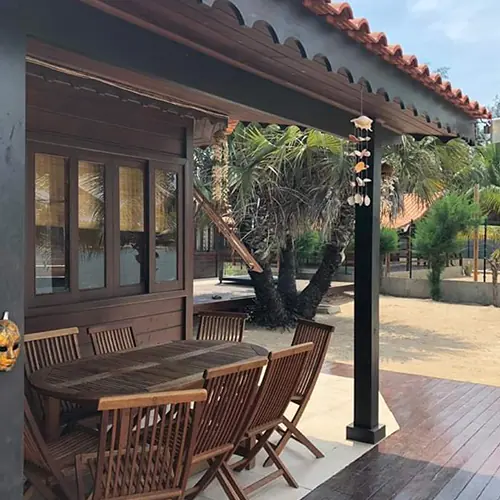 Terrasse en bois avec salon d'extérieur