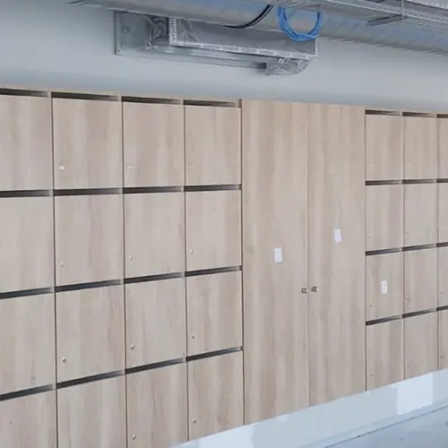 Habillage mural en panneaux bois