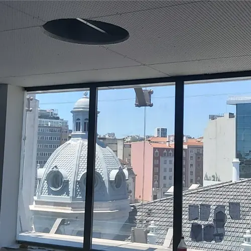 Espace de bureau rénové avec vue sur la ville