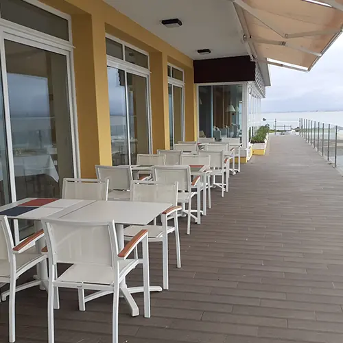 Terrasse de restaurant en front de mer