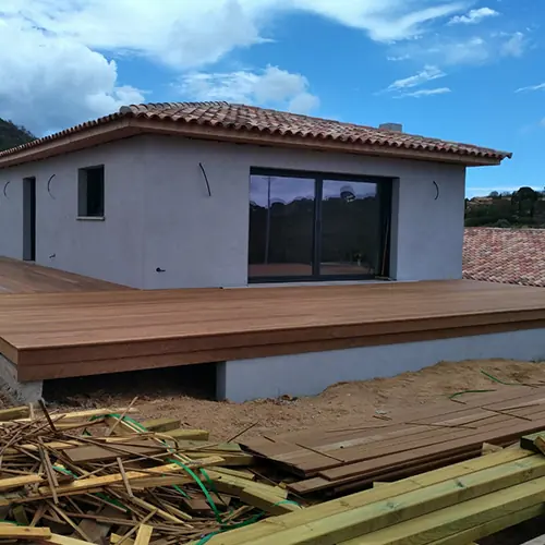 Maison et terrasse en bois en cours de pose