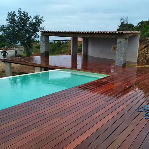Plage de piscine en bois