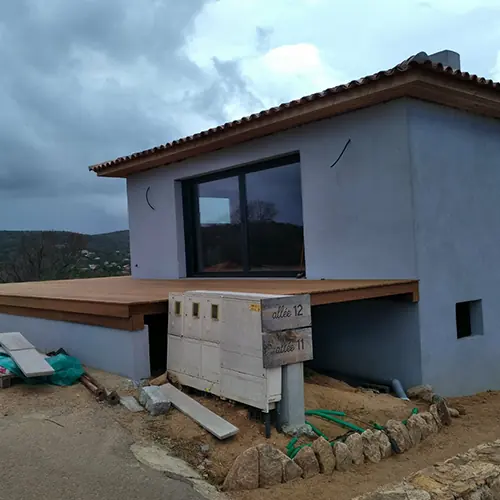 Maison avec terrasse sur pilotis