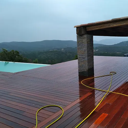 Terrasse en bois face à la piscine