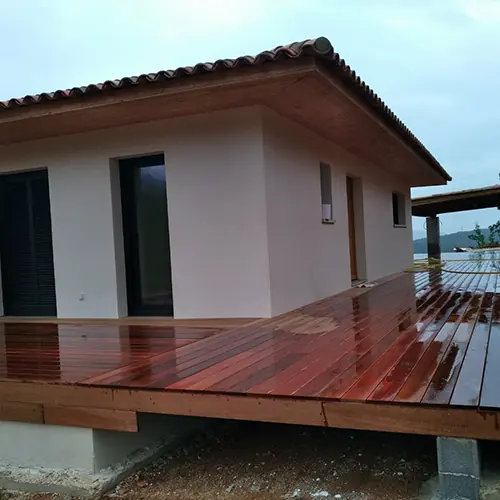 Terrasse en bois autour d'une maison