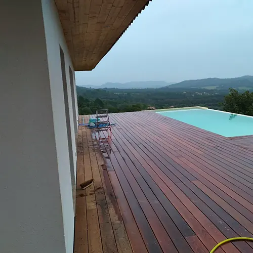 Deck en bois en bord de piscine