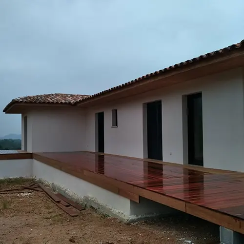 Maison avec terrasse périphérique