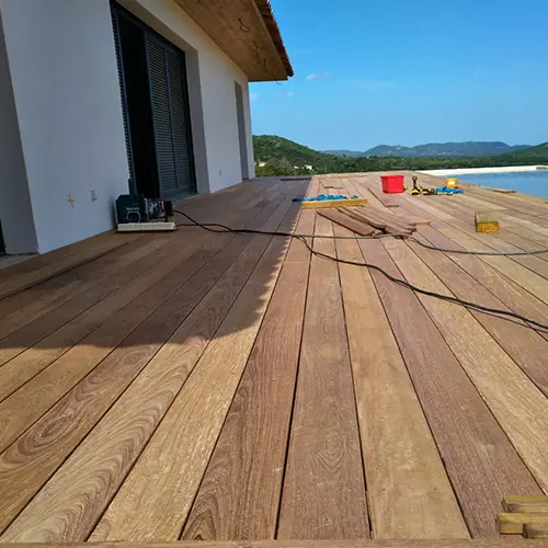 Lames de terrasse fraîchement posées