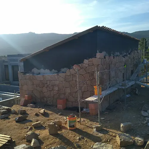 Façade en pierre en construction