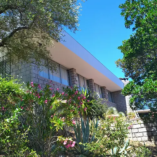Bâtiment intégré dans un jardin